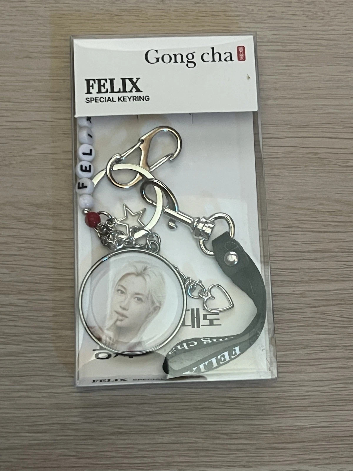 Stray Kids Felix x Gongcha Promotional Keychain WHITE & RED – NEW FREE SHIPPING