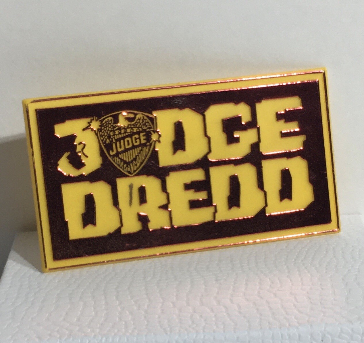 JUDGE DREDD Movie Promotional Plastic Pin Button 4.5 x 2.5 VTG 1995