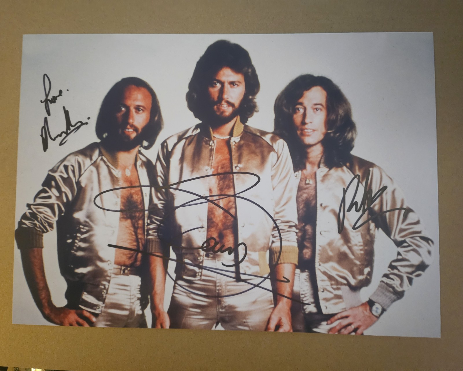 W/COA, ORIGINAL BEE GEES AUTOGRAPHS 12X8.5″ PHOTO 🎤 🎸