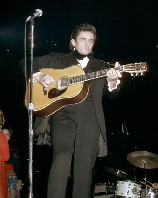 Johnny Cash 1969 In Black Outfit Playing Guitar On Stage 8×10 PHOTO PRINT