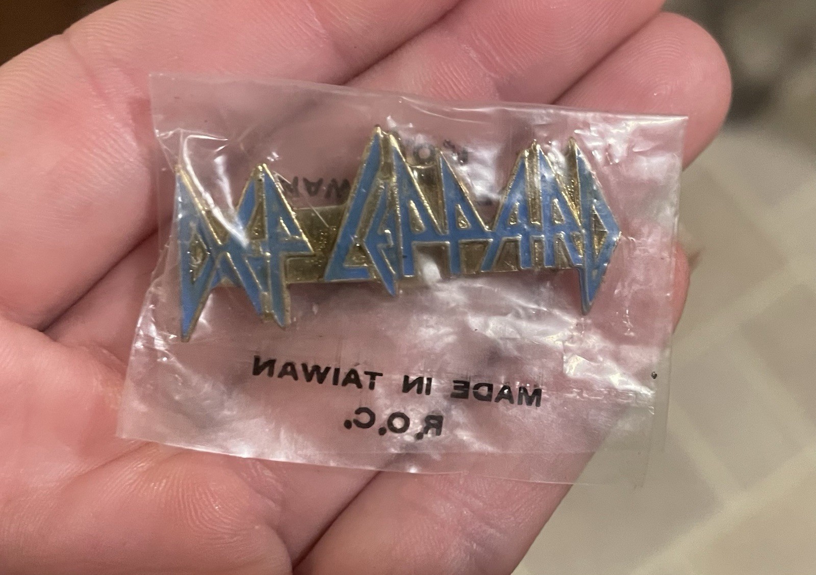Vintage 1980’s Def Leppard Script Blue Enamel Lapel Pin Gold Toned NOS
