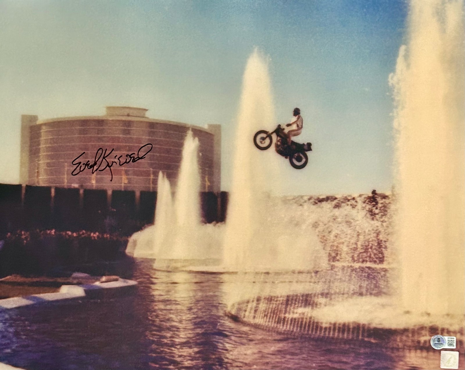 EVEL KNIEVEL AUTOGRAPHED 16×20 PHOTO BECKETT JUMPING CEASARS PALACE