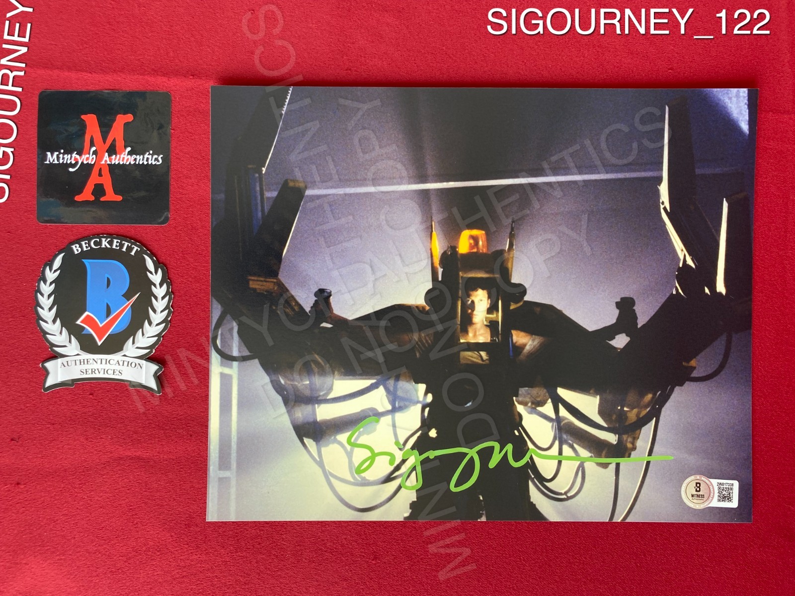 Sigourney Weaver autographed signed 8×10 photo Aliens Ripley Beckett COA