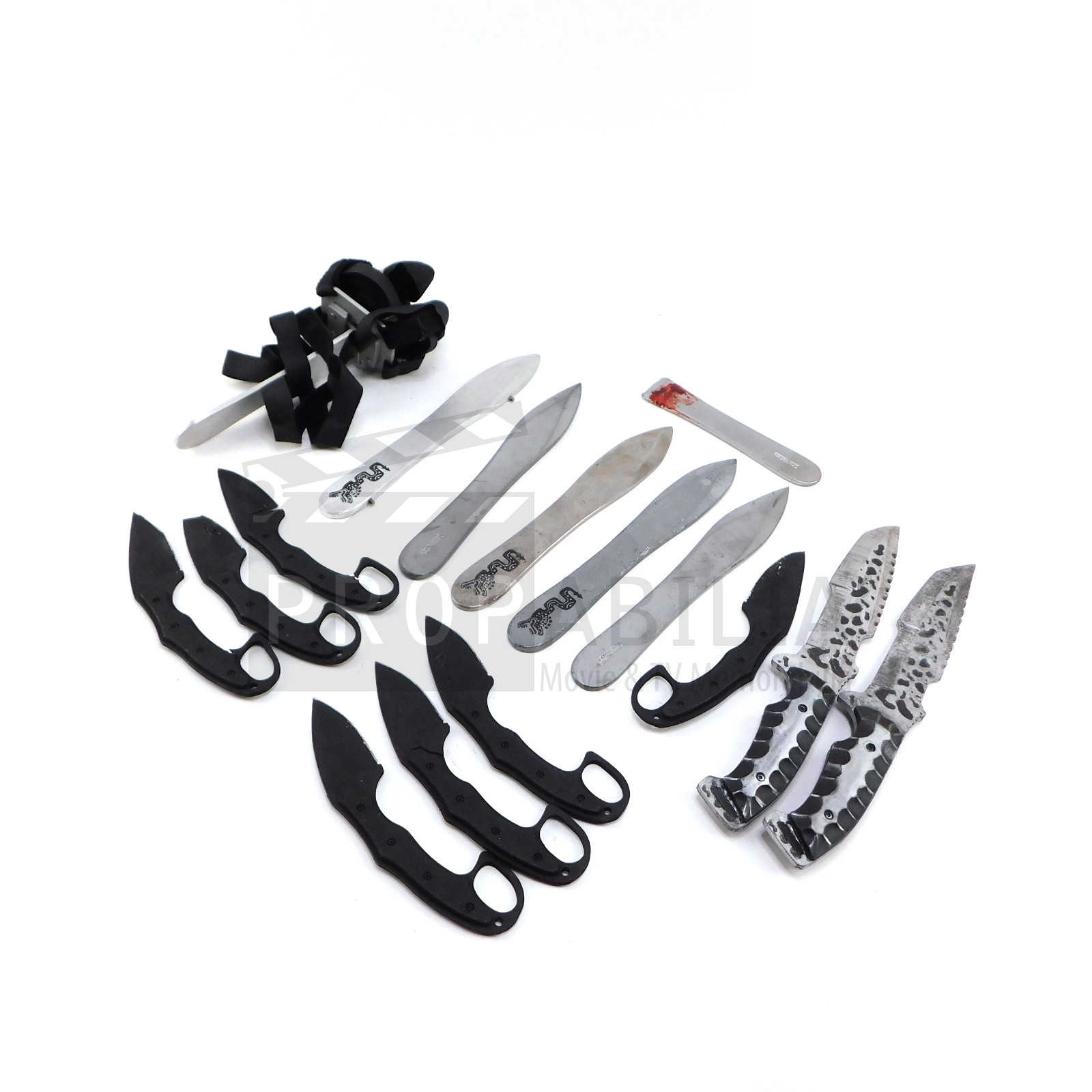 ARROW Set of Plastic and Metal Knives Unknown Episode NO COA Prop (4372)