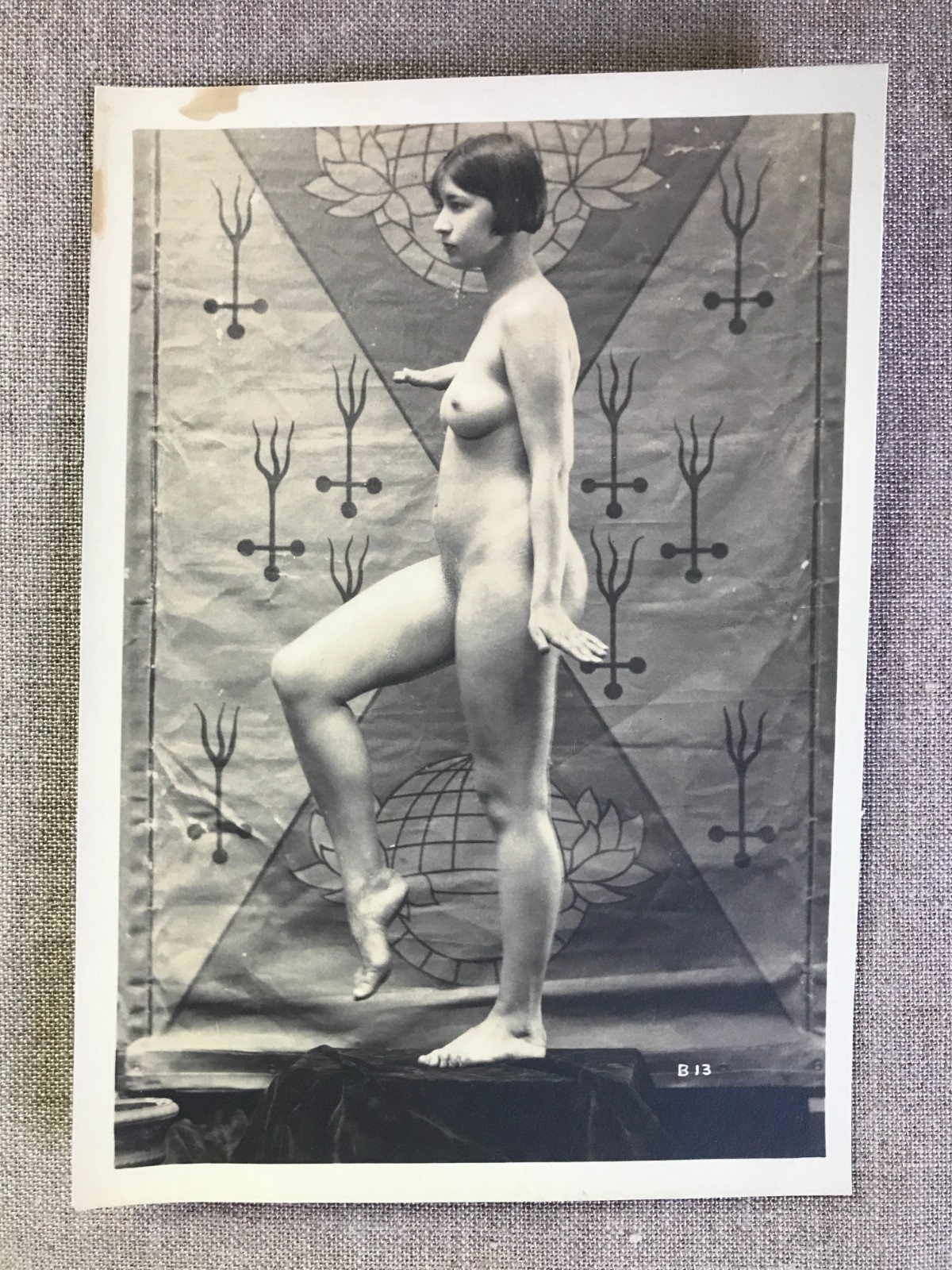 SULTRY ANTIQUE RISQUE C1920 Deco Beauty, Posing in Art Studio, (B).