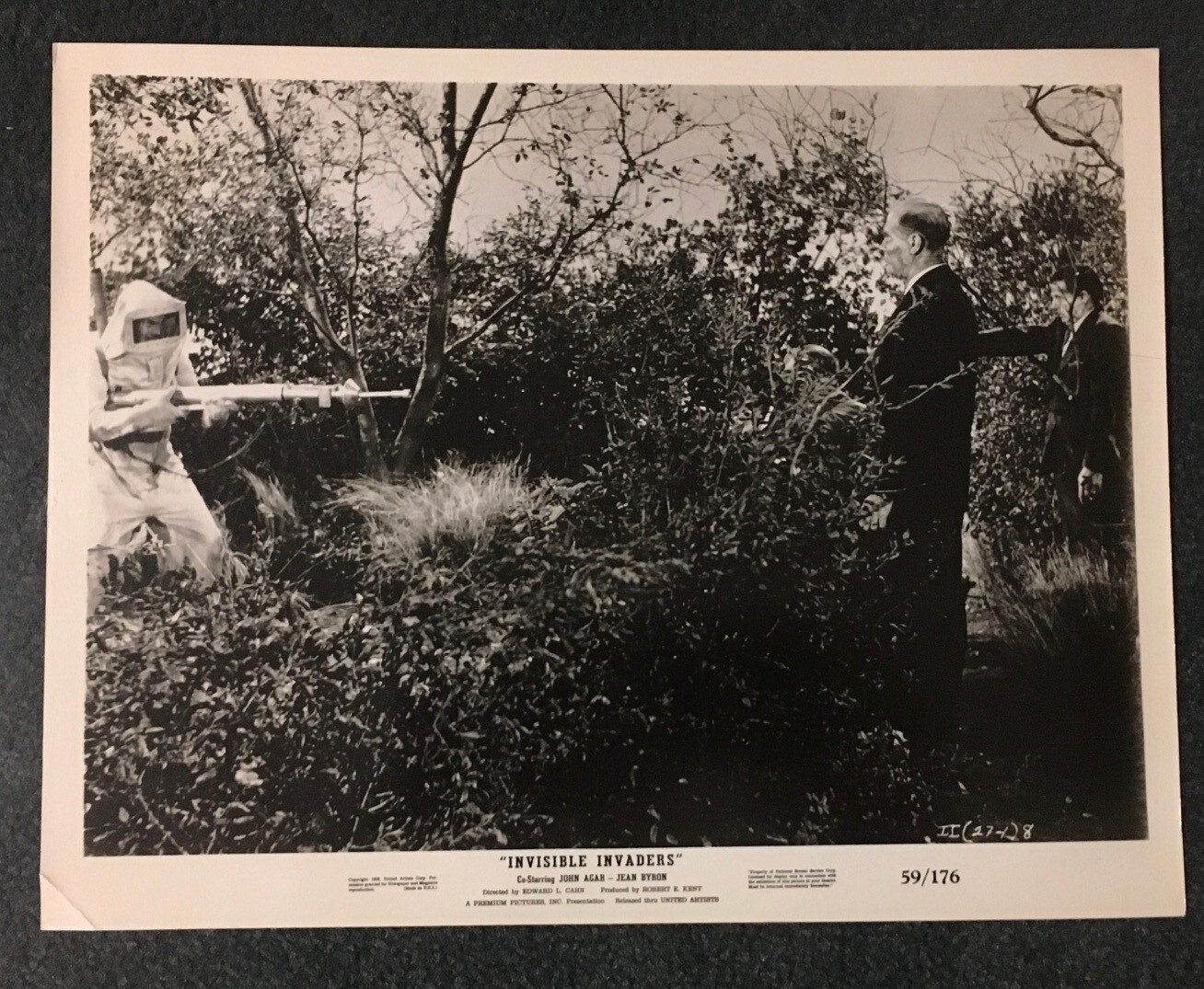 INVISIBLE INVADERS 1959 ORIGINAL 8×10 B&W STILL! KILLING ALIEN ZOMBIES IN SUITS!