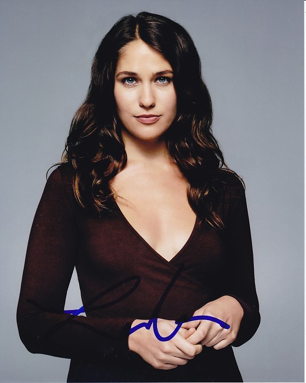 LOLA KIRKE Signed 8×10 Photo w/ Hologram COA