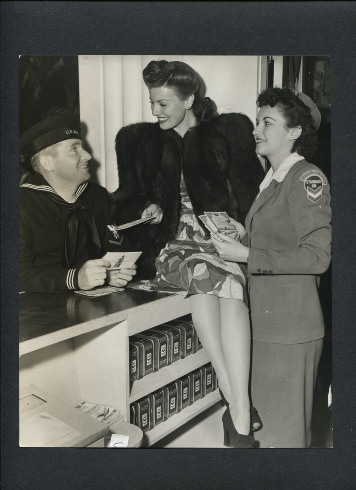 SHEILA RYAN SELLS WWII BONDS -1942 CANDID BY JOSEPH JASGUR (FROM HIS COLLECTION