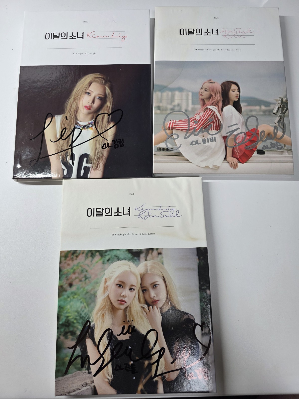 MONTHLY LOONA GIRL BUNDLE ALBUM Hand Autographed(Signed) WATER DAMAGE