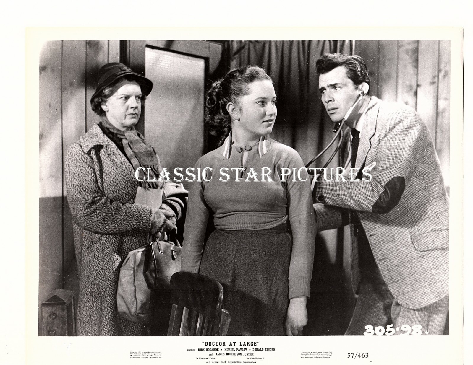G336 Dirk Bogarde Freda Bamford Carol Richmond Doctor at Large 1957 photo
