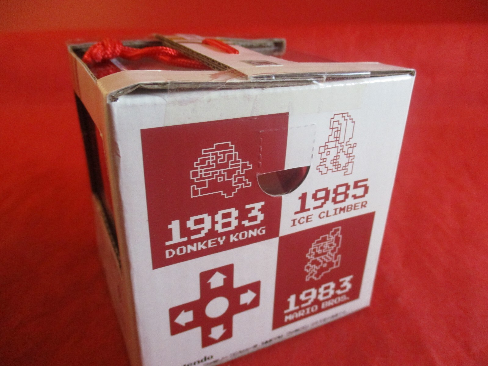 Donkey Kong Nintendo Family Computer Banpresto Wristwatch in Cubecase *NEW*