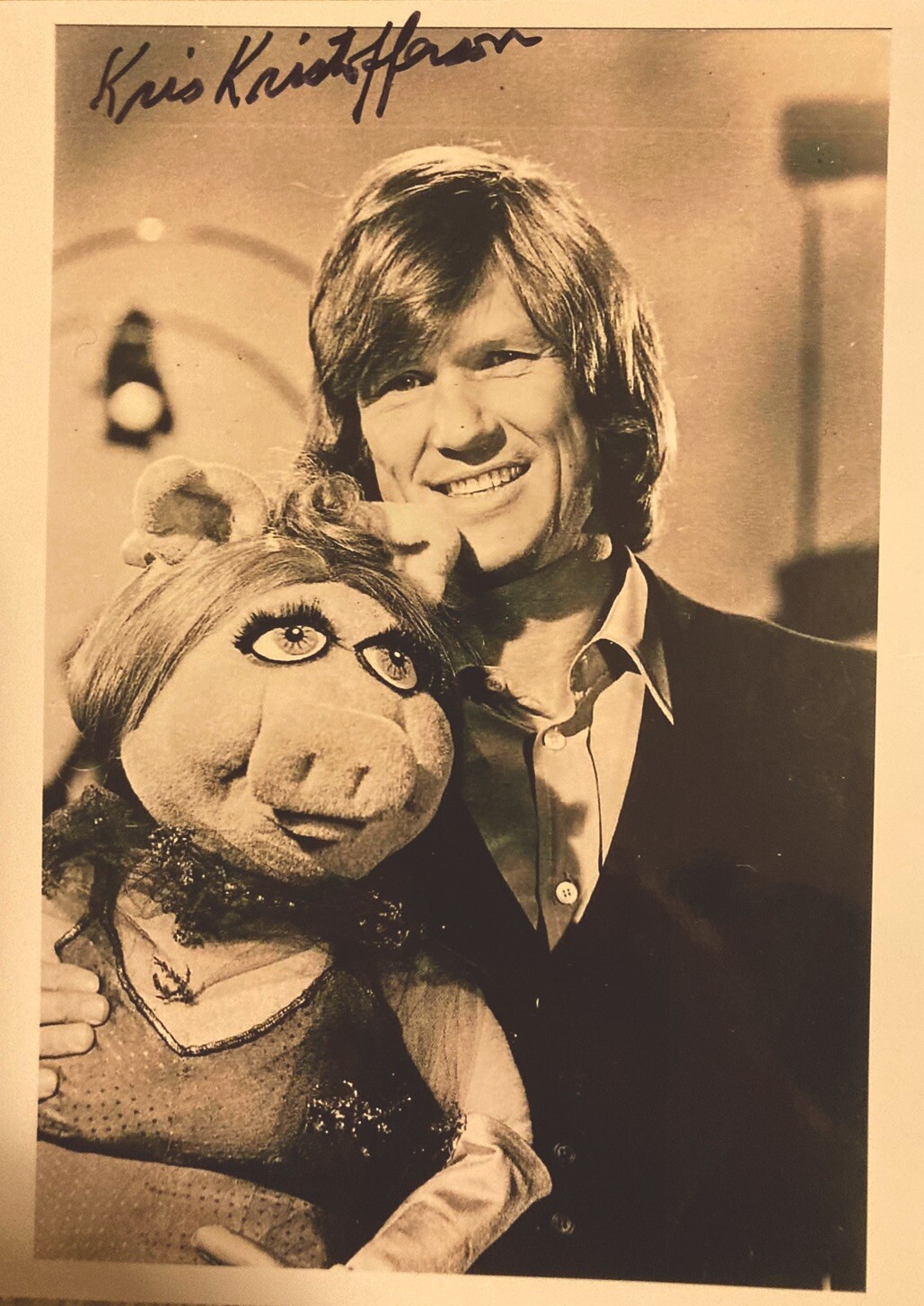 KRIS KRISTOFFERSON Signed 8X10 Photo With MISS PIGGY/COA