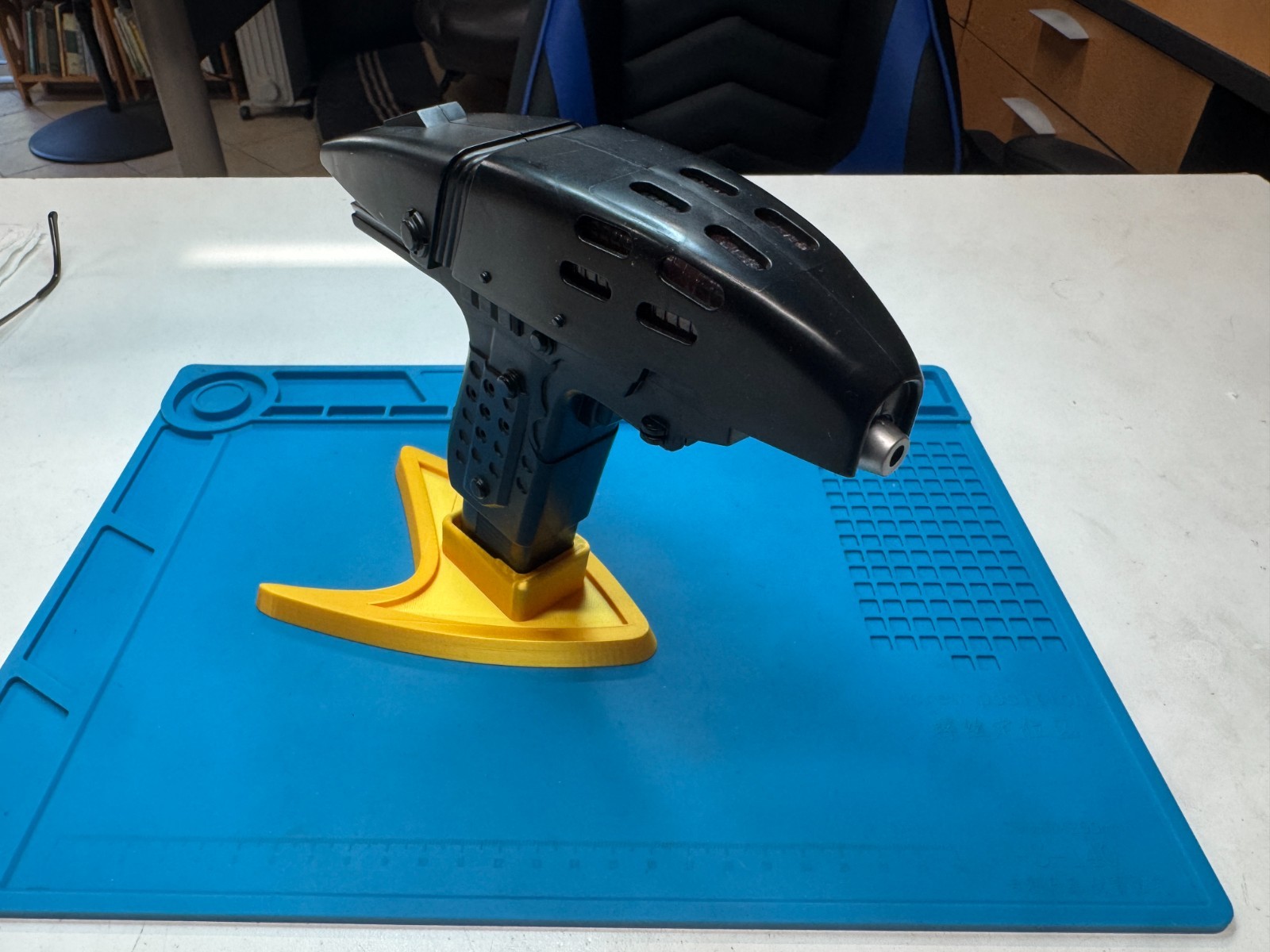 Display Stand for Star Trek Assault Phaser Phaser Pistol prop kit by Playmates