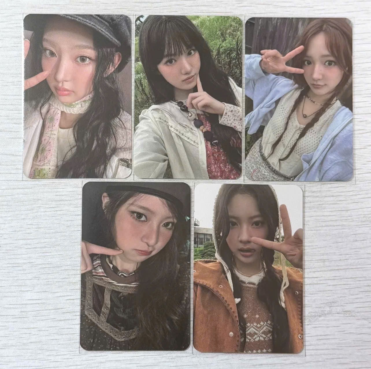 KIIIKIII – Thursday Island Collab Fall & Winter Collection PHOTOCARD OFFICIA BEE