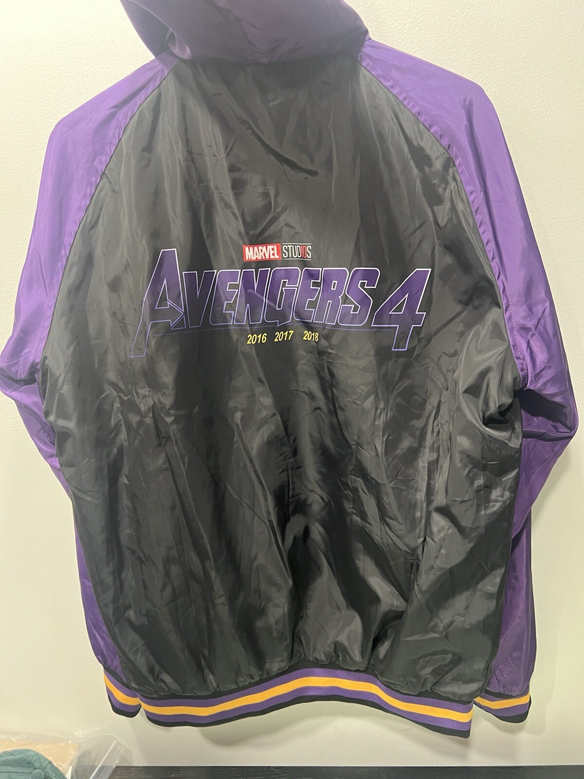 Avengers Infinity War Jacket Mens Medium Reversible Marvel Studios Cast & Crew