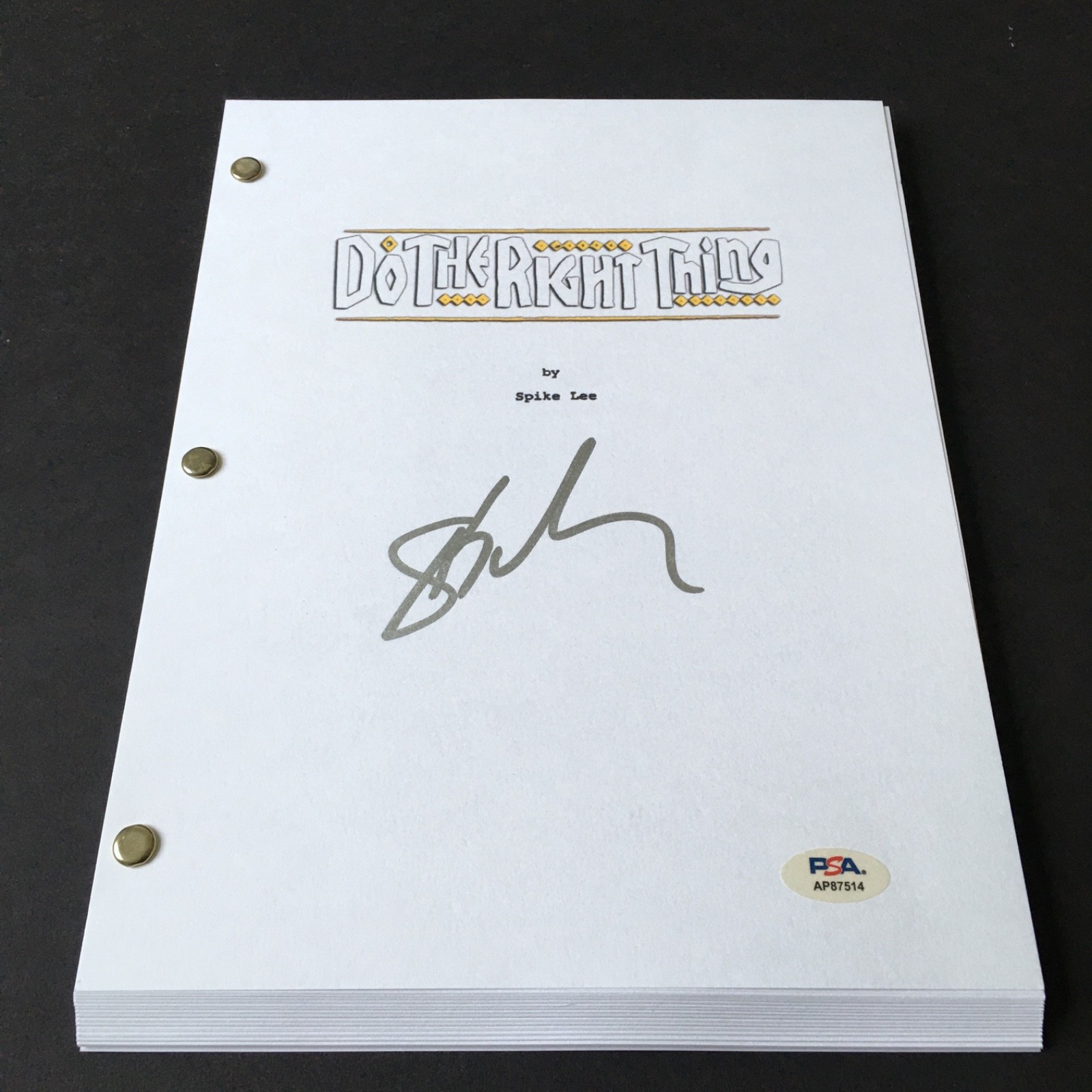 SPIKE LEE SIGNED FULL 93 PAGE DO THE RIGHT THING MOVIE SCRIPT PSA DNA AUTOGRAPH