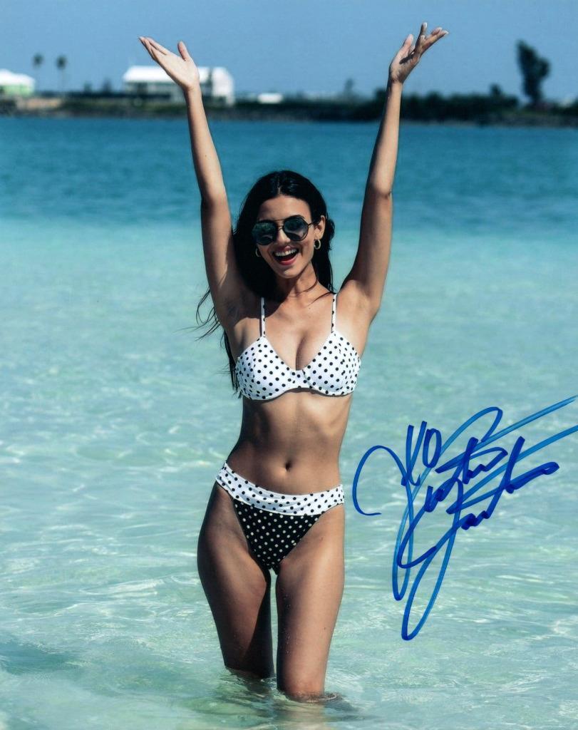 Victoria Justice Signed 8×10 Picture Autographed Photo with COA