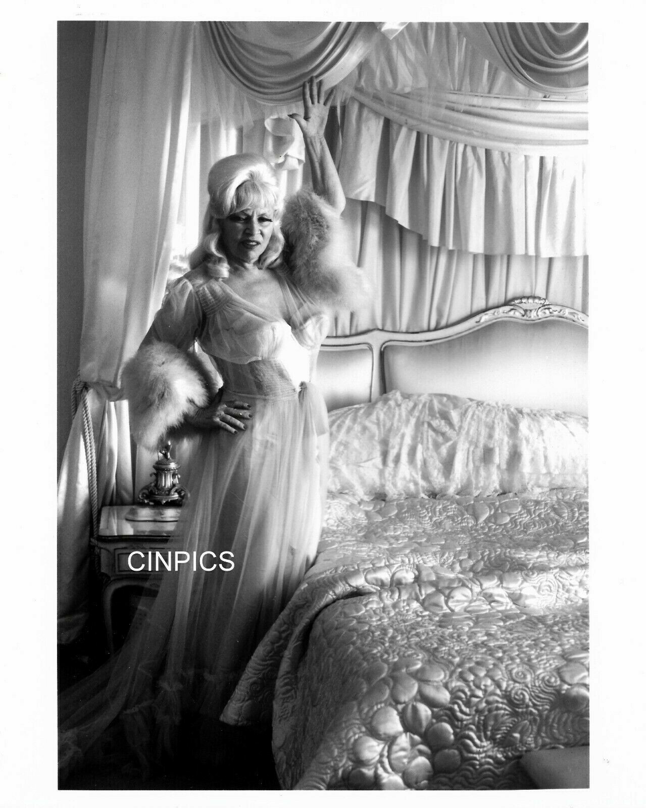 MAE WEST PINUP IN HER BEDROOM AT BEACH HOUSE SANTA MONICA,CA./8X10 NEW REPRINT