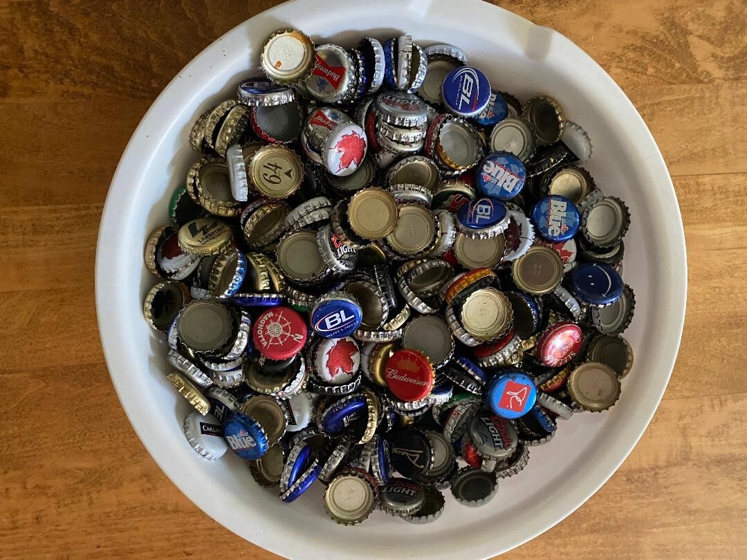 500 Beer Bottle Caps Crowns for Collecting & Crafts !!