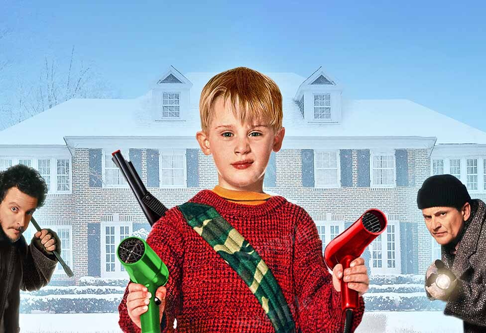 Macaulay Culkin Kevin McCallister holding hair blowers Home Alone Photo CL3646