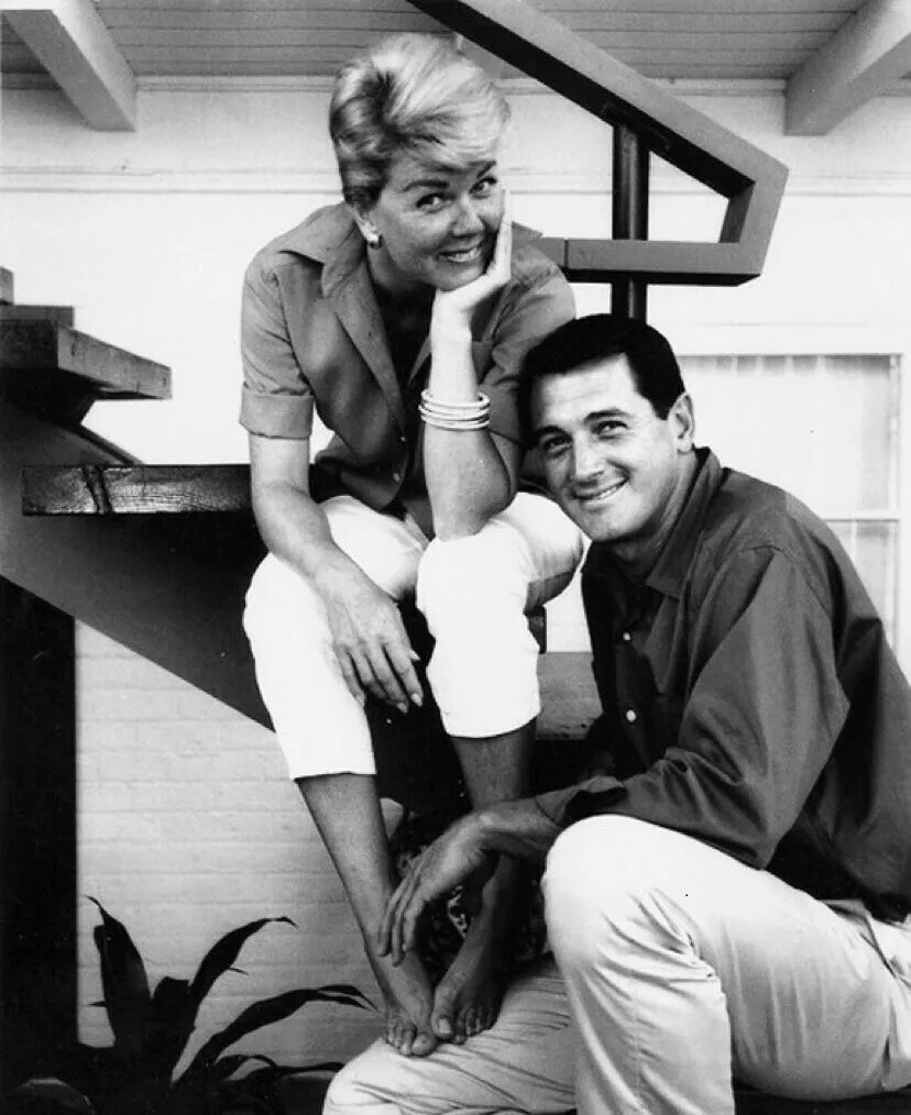 Rock Hudson And Doris Day Sitting On The Stairs 8×10 Picture Celebrity Print