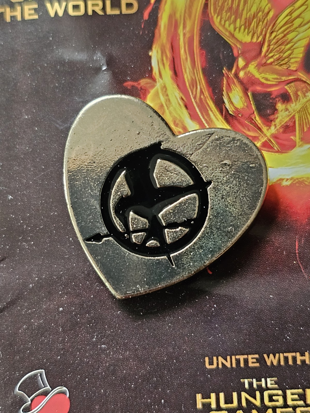 Variety Collector Pin The Hunger Games 2015 MockingJay Heart Gold Tone On Card