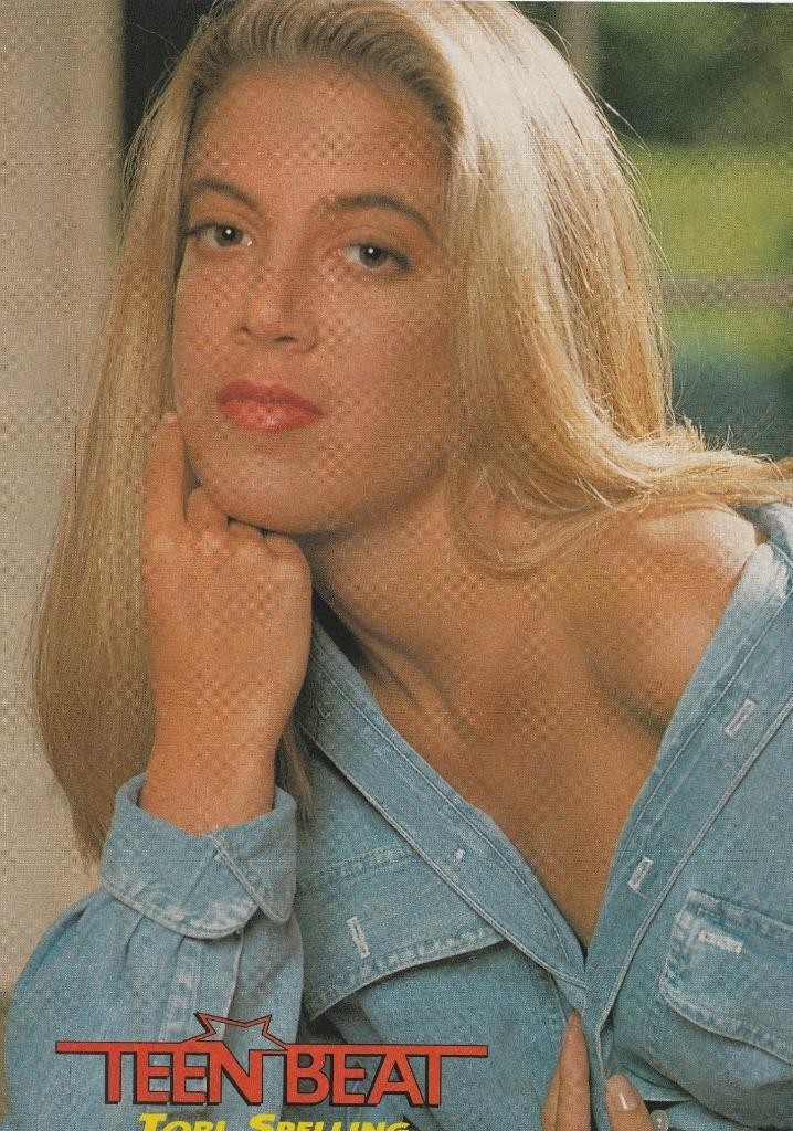 Tori Spelling Gabrielle Carteris een magazine pinup clipping 90210 jean shirt