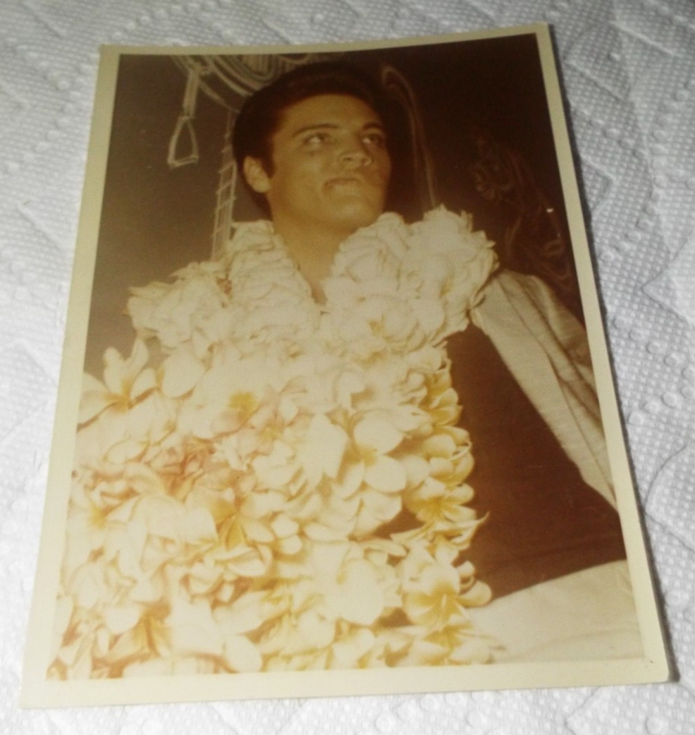 RARE ELVIS PRESLEY 1968 5 X 7 COLORED KODAK PHOTO IN HAWAII WEARING A LEI READ!!