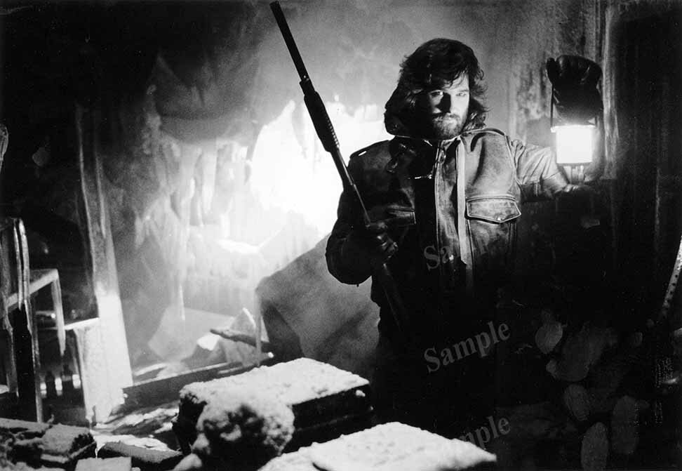 Photo Poster Kurt Russell pose in frozen shed RJ MacReady The Thing 1982 CL3921