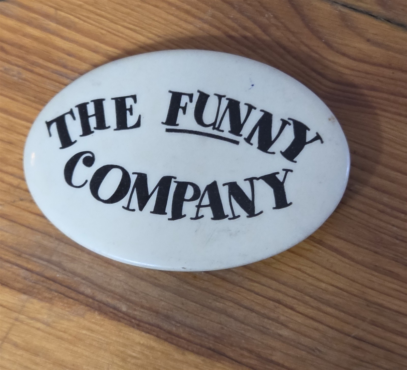 1960s THE FUN COMPANY PINBACK BUTTON SYNDICATED EDUCATIONAL CARTOONS 2-3/8″ LONG