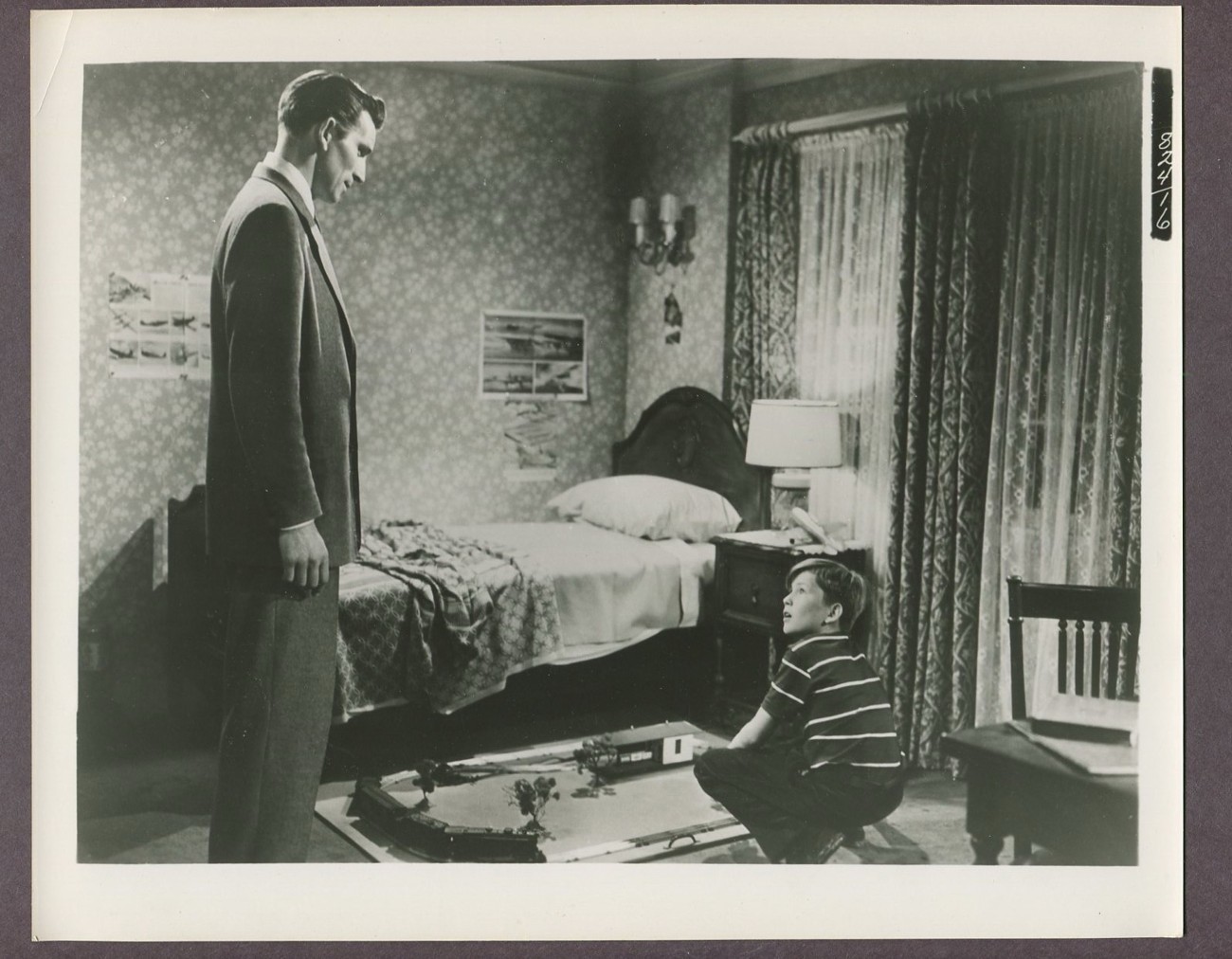 The Day The Earth Stood Still 1951 Photo Michael Rennie & Billy Gray J3348