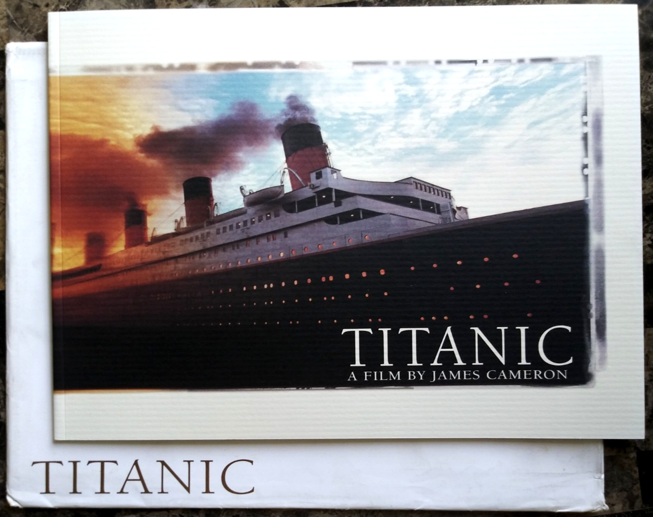 DICAPRIO TITANIC”A FILM BY JAMES CAMERON”BOOK WITH PICTURES. 24 PAGES.10.5″X 14″