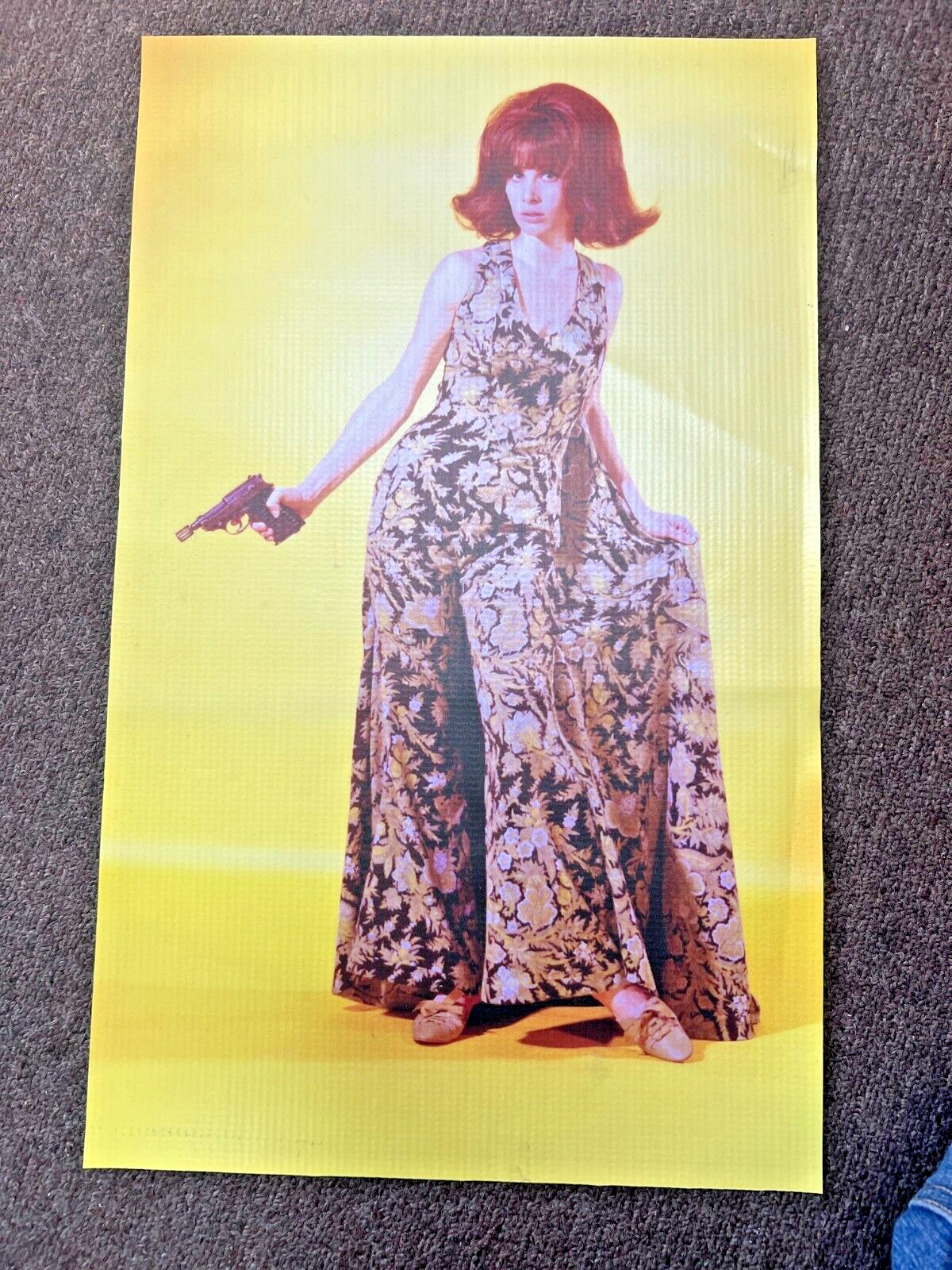 rare The girl From UNCLE Stephanie Powers pose with uncle gun special 12×19