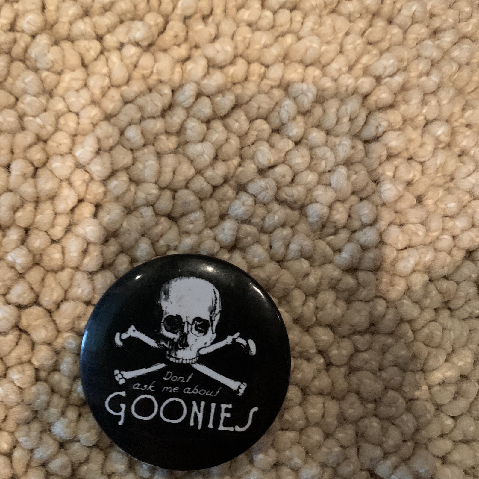 The Goonies Movie Crossbones Logo Promo Pinback Button / Pin 1985 NEW UNWORN