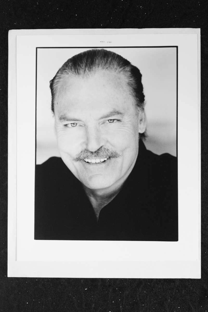 Stacy Keach – Signed Autograph and Headshot Photo set – Mike Hammer