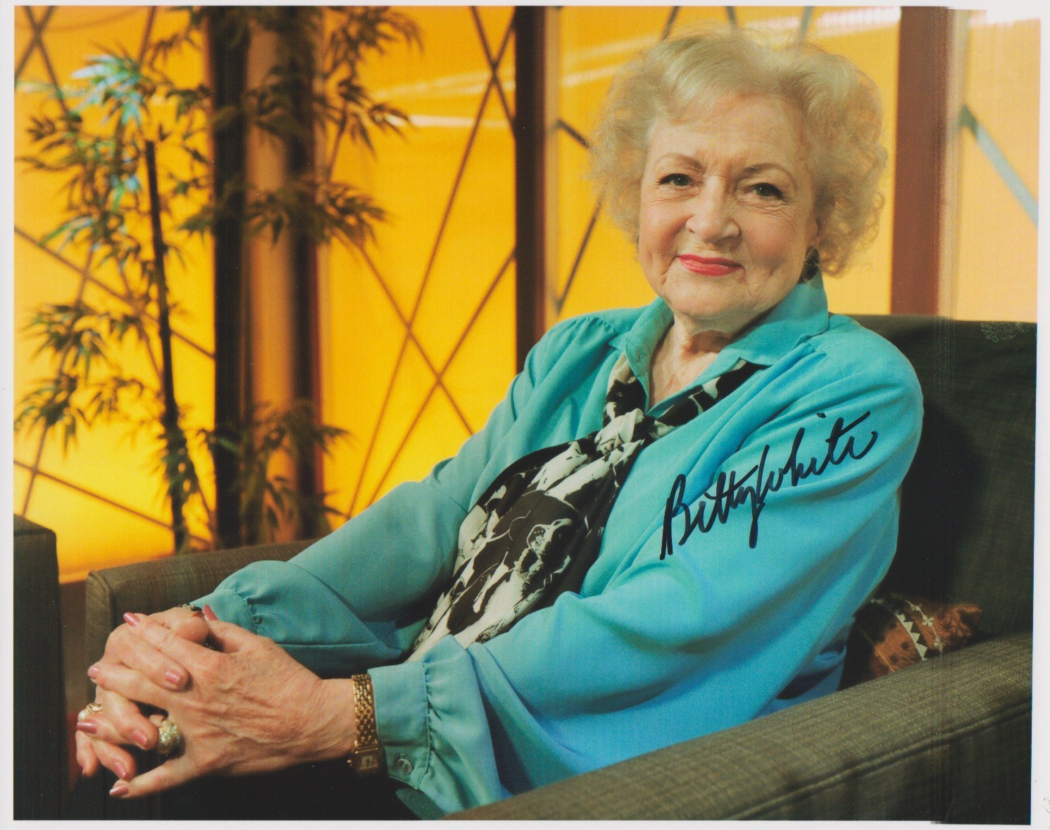 BETTY WHITE hand-signed FANTASTIC 8×10 COLOR CLOSEUP PORTRAIT authentic w/ COA