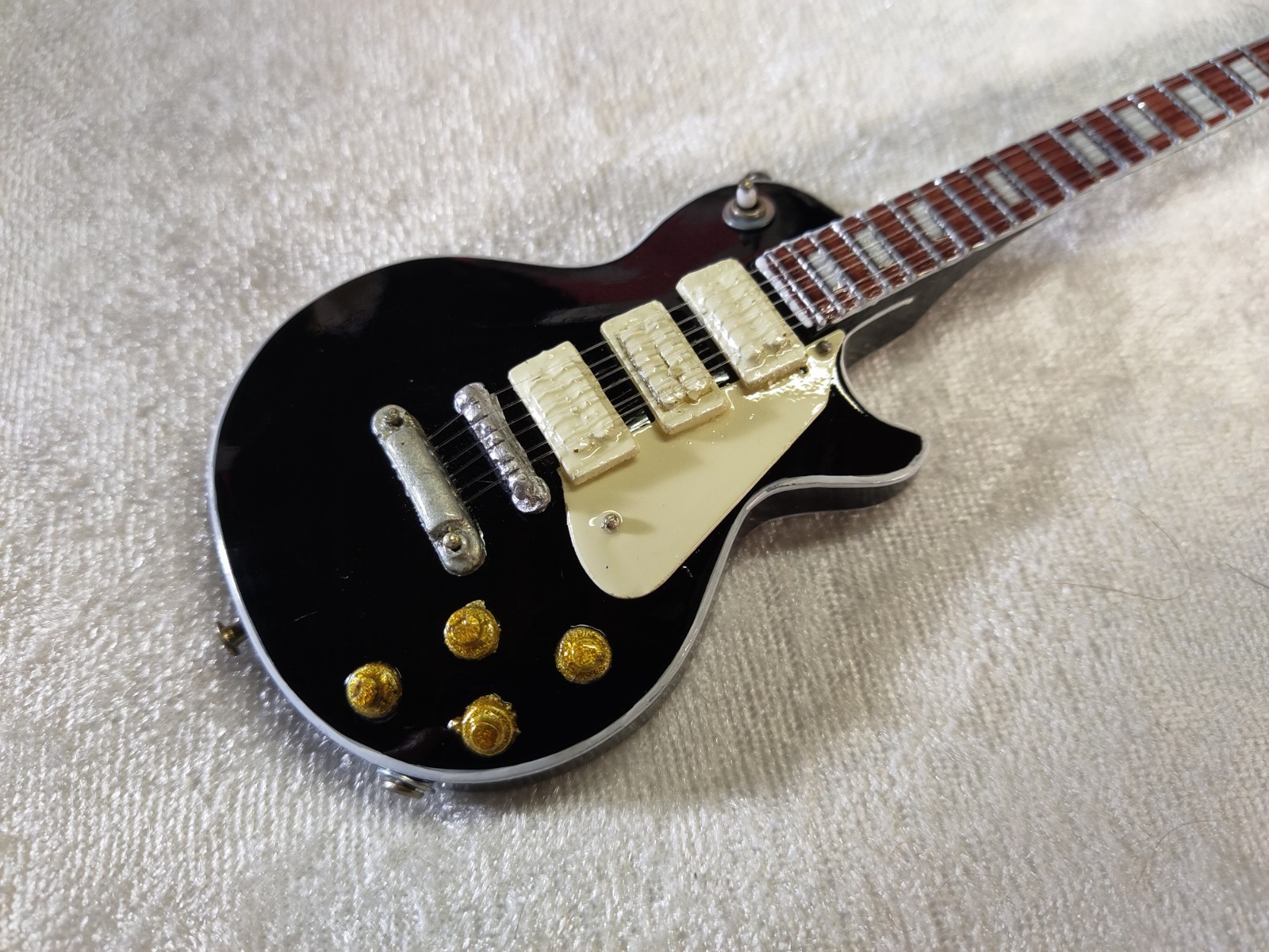 Ace Frehley 1972 Gibson Les Paul Custom Black Miniature 7″ Doll Guitar Figure