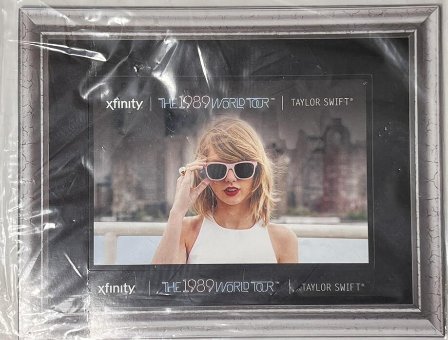 Taylor Swift Magnet Picture Frame, 2 Piece, from “World Tour 1989” Concert NEW