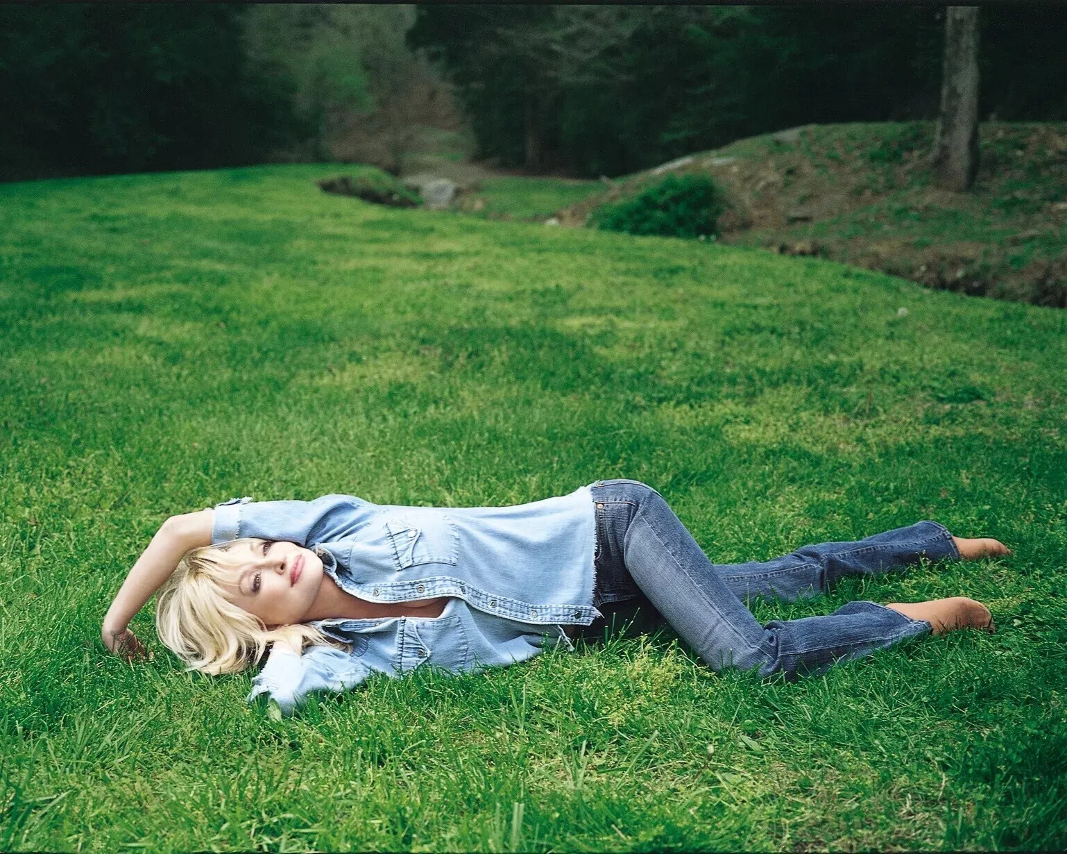Dolly Parton Lying In The Grass 4×6 PHOTO PRINT