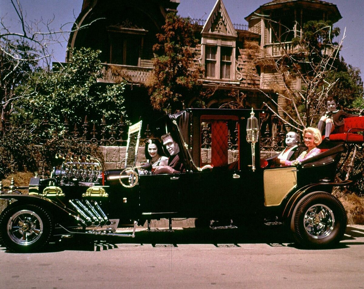 The Munsters Mobile Dragula Portrait 8×10 Picture Celebrity Print