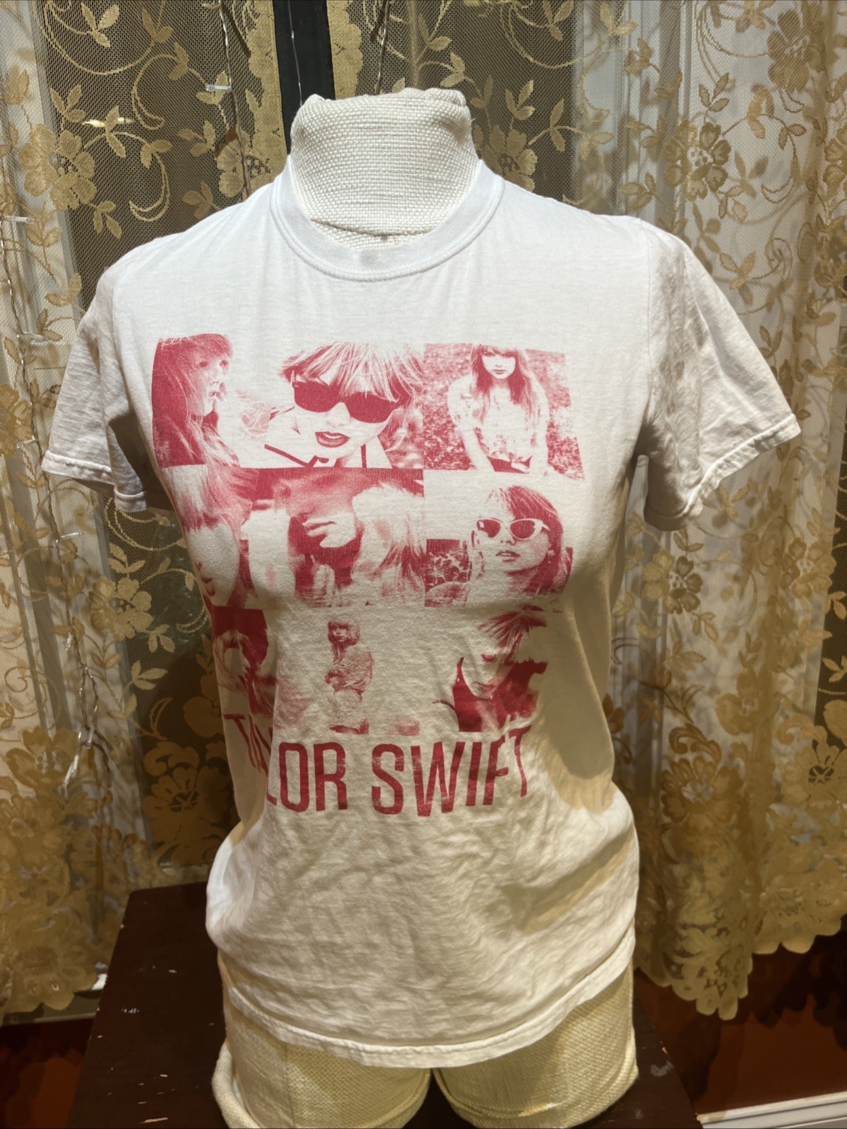 TAYLOR SWIFT 2013 Red Concert Tour White T-shirt Women’s Small Gildan Cotton