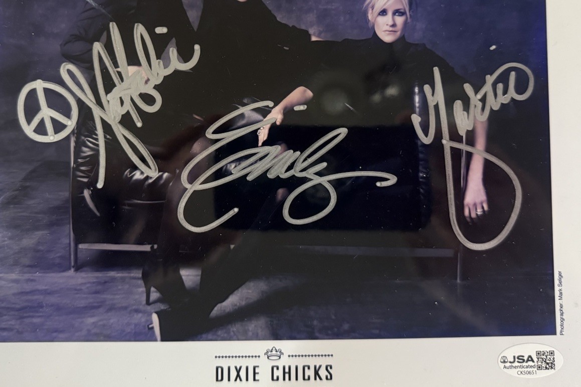 THE DIXIE CHICKS BAND SIGNED 8 x 10 PHOTO with JSA