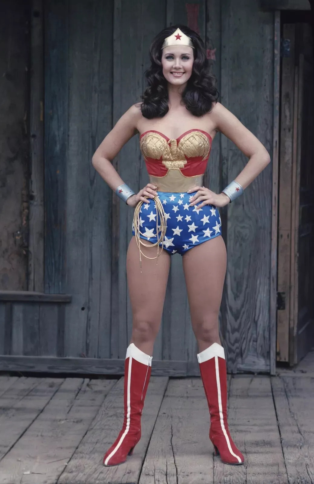 Lynda Carter Smiling In Wonder Woman Outfit 8×10 PRINT PHOTO