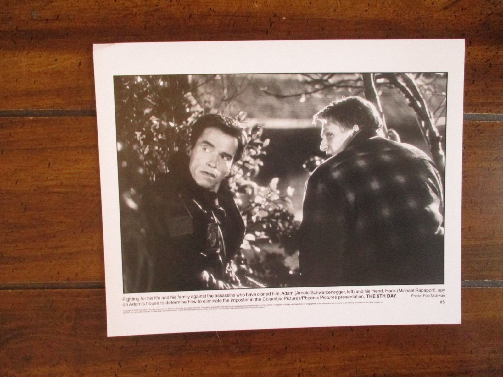 Michael Rapaport/Arnold Schwarzenegger(THE 6TH DAY)2000 10 x 8 Black/White Photo