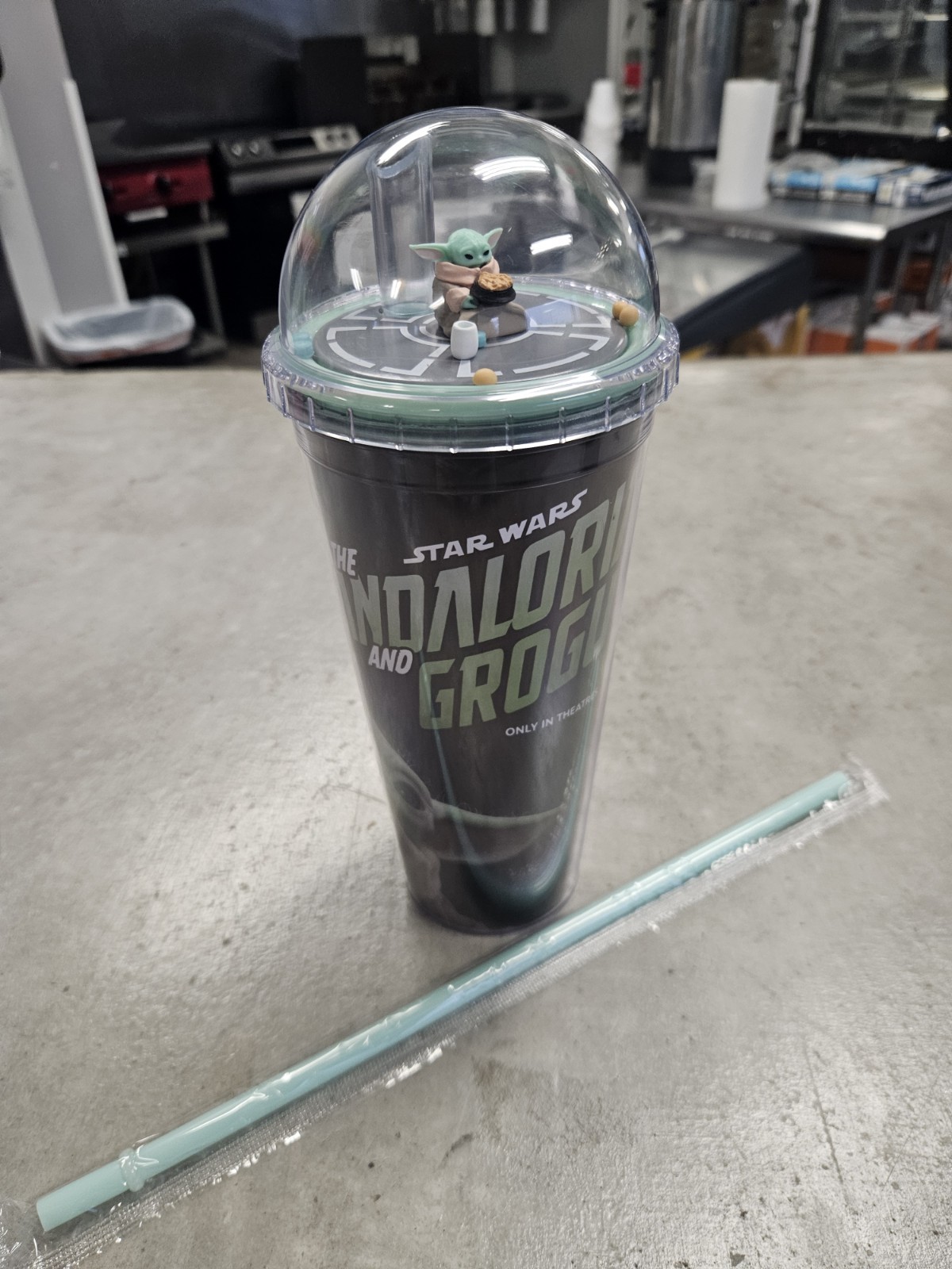 NEW – Star Wars Mandalorian Grogu (2026) 20oz Insulated Cup Straw – In Hand
