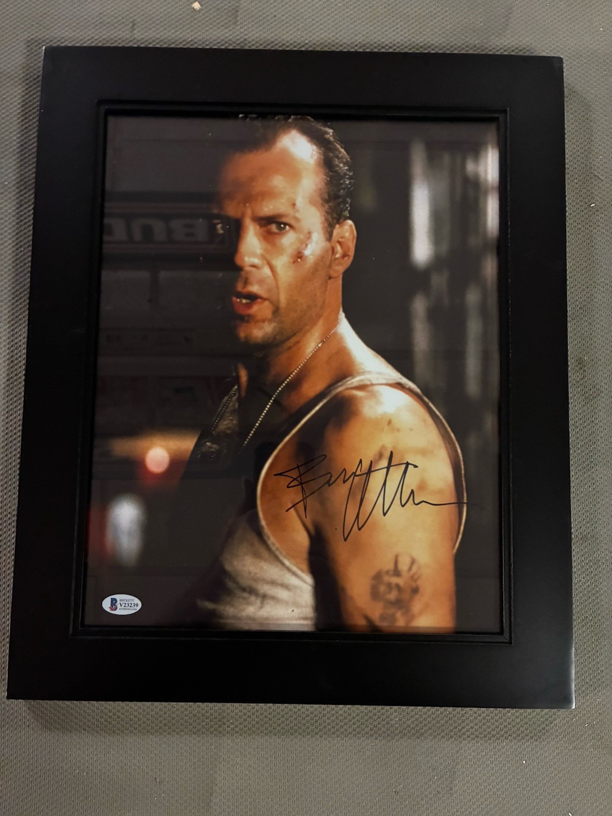 Bruce Willis 11×14 Die Hard Beckett Photo
