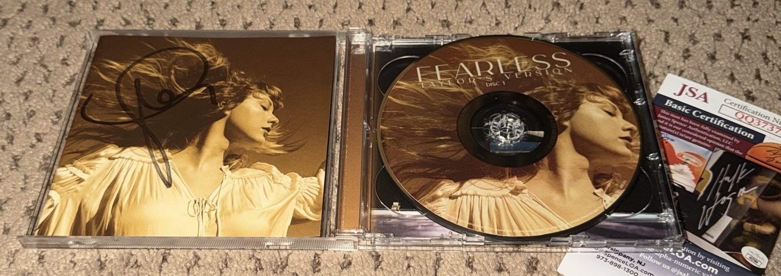 TAYLOR SWIFT SIGNED FEARLESS CD BOOKLET JSA AUTOGRAPHED VERSION AUTOGRAPH