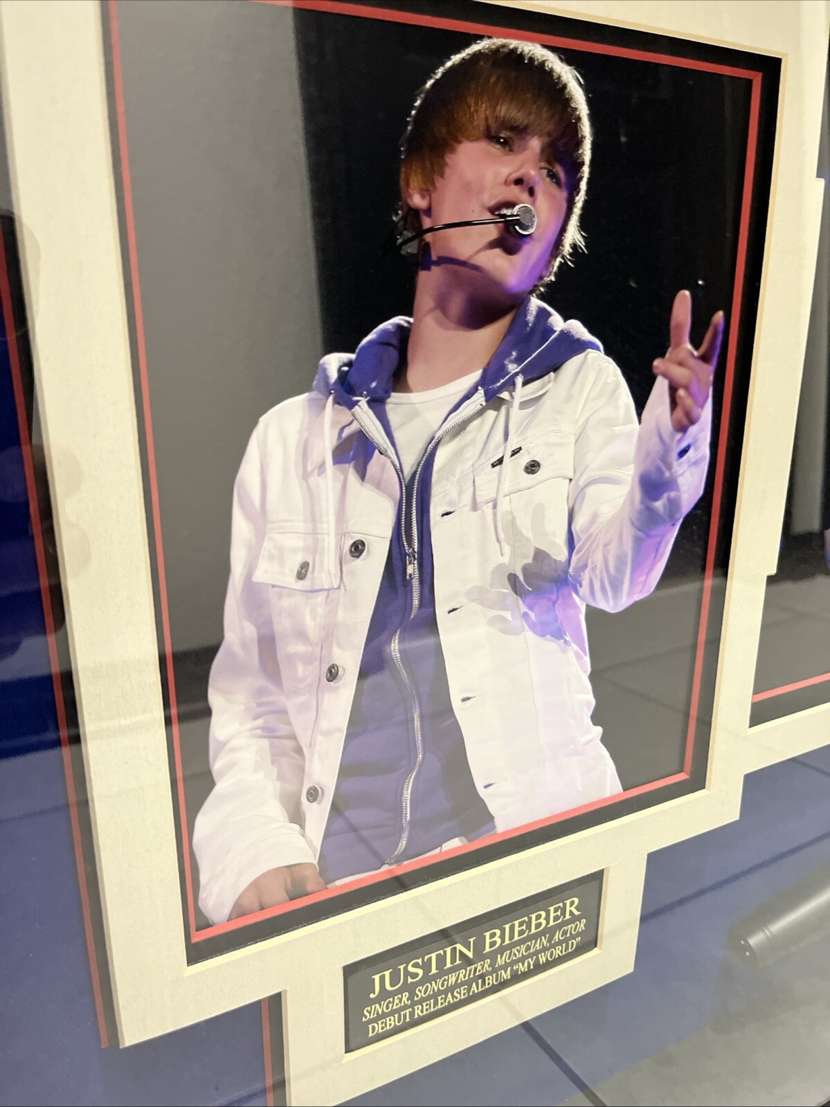 Justin Beiber authenticated Memorabilia Signed Millionaire gallery Unique