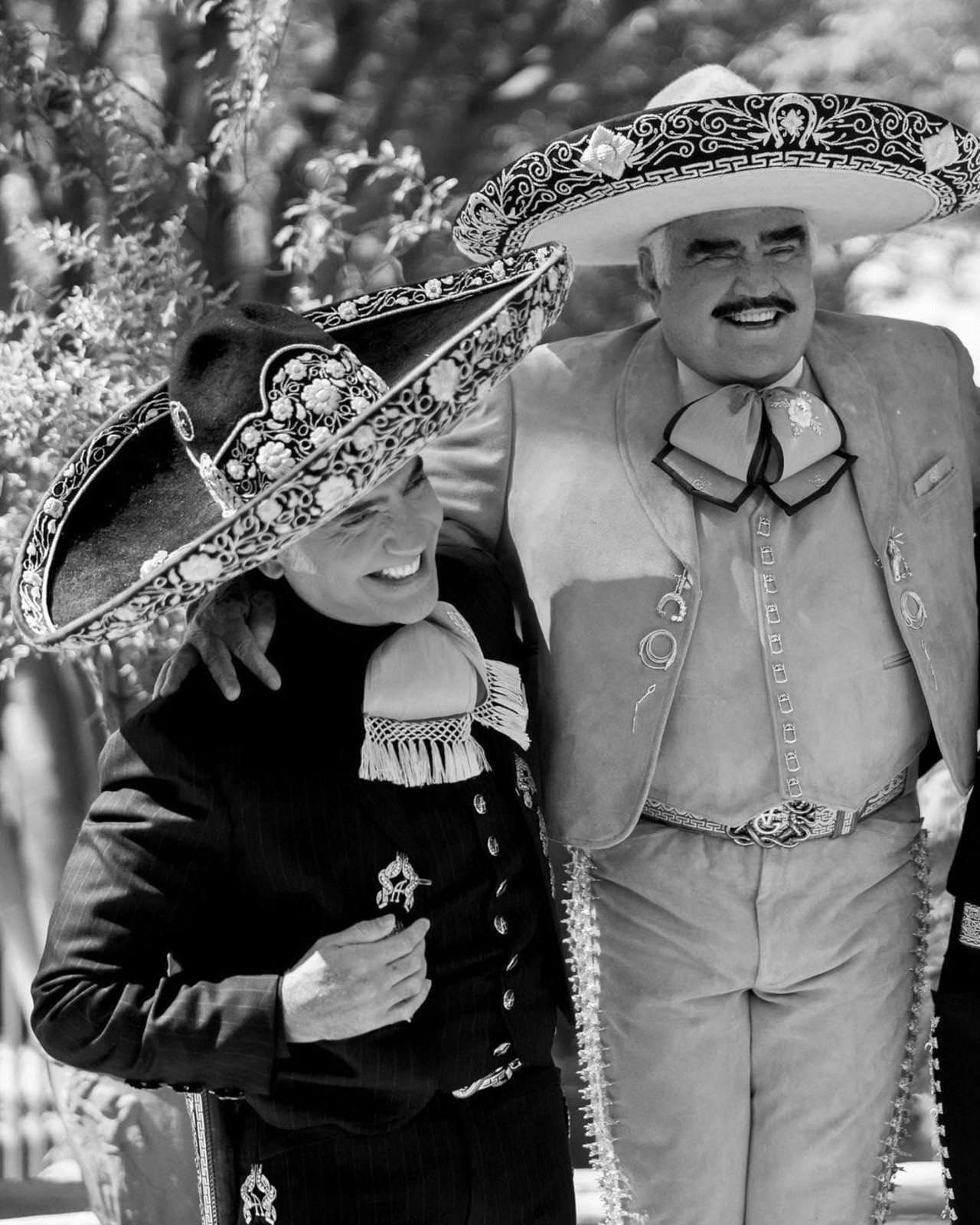 Vicente Fernandez In Charro Suit 8.5×11 Picture Celebrity Print