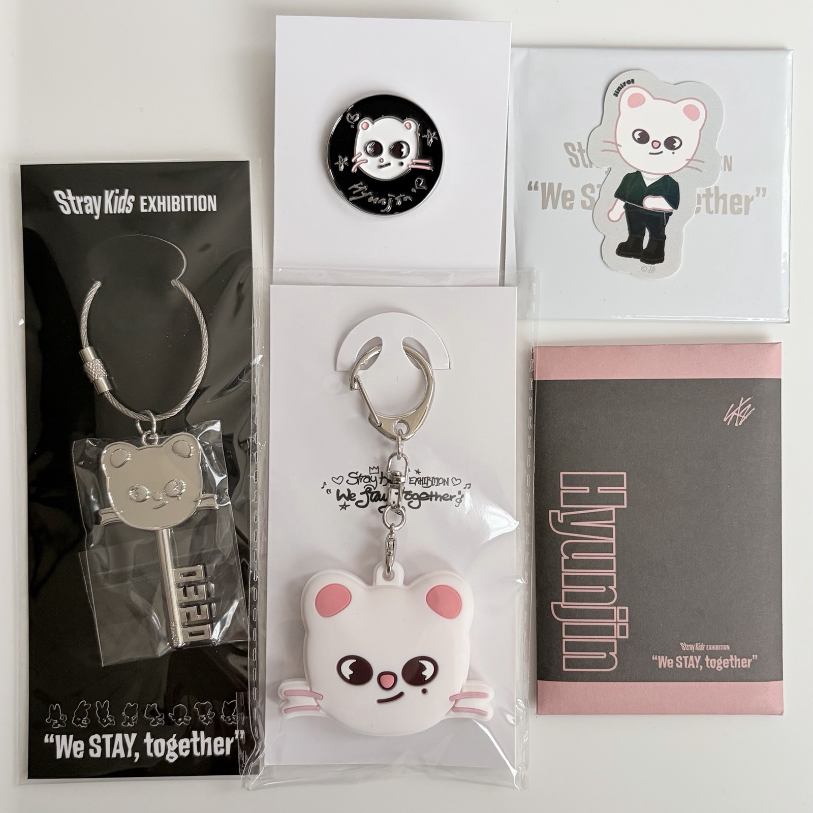 Stray Kids Hyunjin Official Exhibition Bundle Set 5 Photocards Keyring Pin Badge